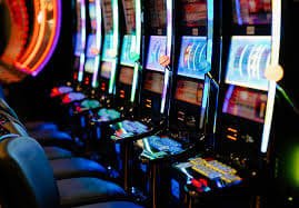 Studio live dealer hokipay dengan multi-kamera profesional untuk permainan meja